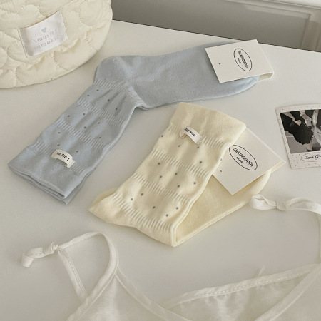 Chaussettes mi-mollet à pois sportifs et étiquettes en tissu à lettres 2