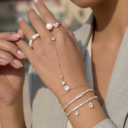 Chaîne de main élégante et luxueuse pour femme, en acier inoxydable étanche, couleur or, ornée d'un zircon et d'un pendentif goutte d'eau.