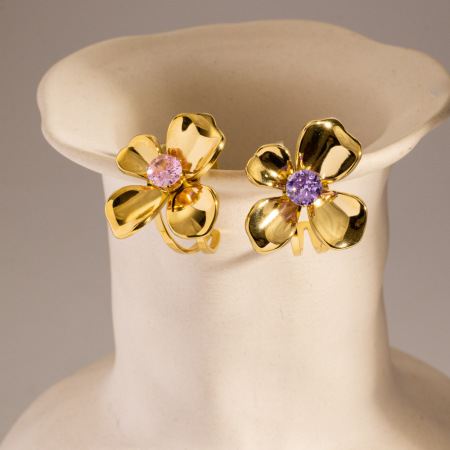 Bagues pour femmes luxueuses et élégantes en acier inoxydable doré, ornées de zircon et de fleurs. Elles sont imperméables. Elles sont serties de zircon. 2