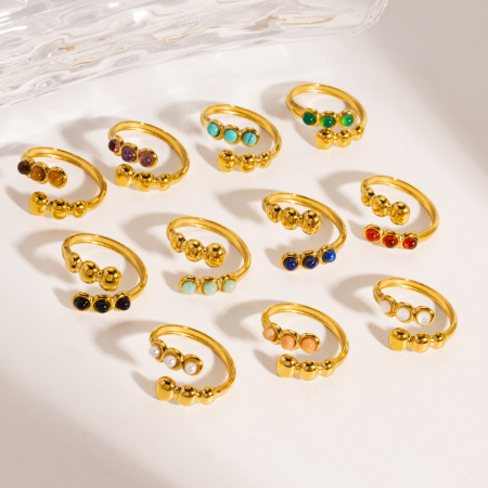 Bague romantique et élégante en acier inoxydable doré, ornée d'une pierre naturelle, de forme ronde et délicate.
