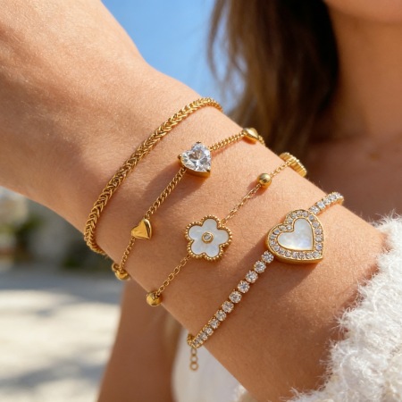 Bracelet à breloques élégant en acier inoxydable, étanche, couleur or, avec cœur et fleur, orné de zircon.