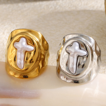 Bague chevalière classique rétro en acier inoxydable étanche couleur or avec croix et perle