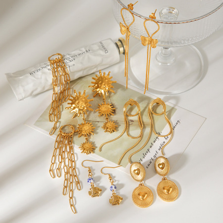 Boucles d'oreilles pendantes pour femme, style simple et quotidien, avec pompon en forme de cœur, en acier inoxydable étanche, couleur or et zircon. 2