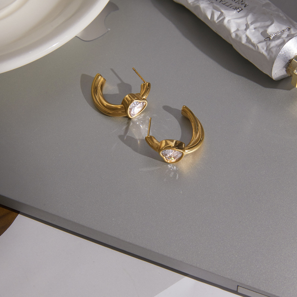 Boucles D'Oreilles Puces Pour Femmes, En Acier Inoxydable, Couleur Or, Avec Zircon Et Motif Cœur Simple. Image4