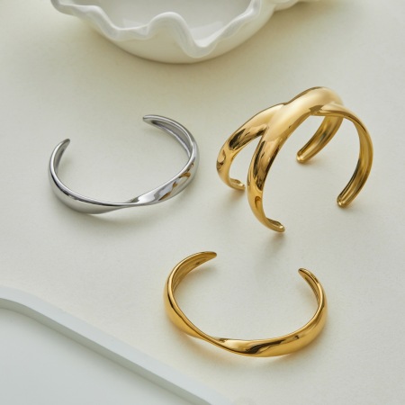 Bracelet manchette minimaliste pour femme, en acier inoxydable, couleur or, de forme irrégulière et imperméable, à porter au quotidien. 2