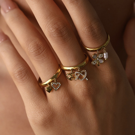 Bagues tendance en acier inoxydable doré, imperméables, ornées de strass et de fleurs en forme de cœur. 2