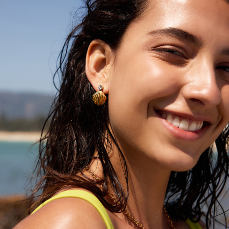 Boucles d'oreilles puces pour femmes en acier inoxydable, imperméables, couleur or, avec zircon et motif coquillage.