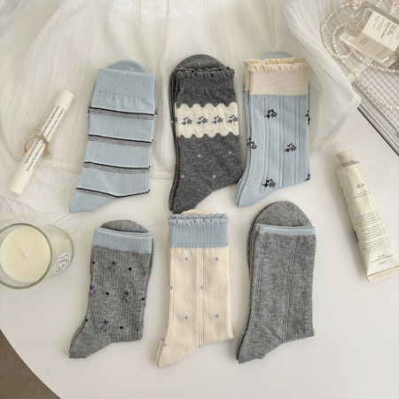 Chaussettes mi-mollet à rayures mignonnes et rebondissantes