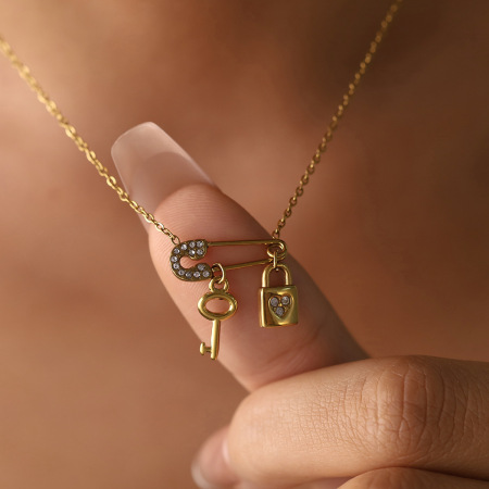 Colliers pendentifs pour femmes en forme de cadenas en acier inoxydable étanche couleur or avec strass