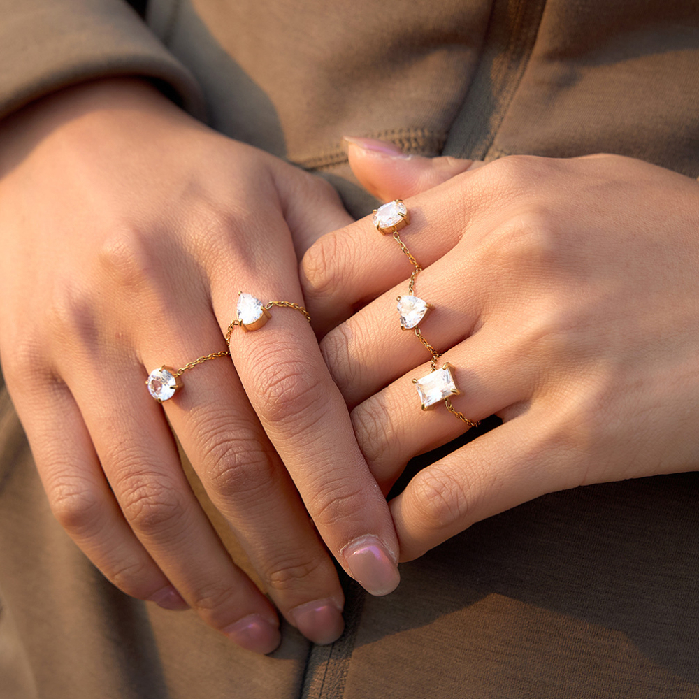 Bague Pour Femme En Acier Inoxydable Étanche Couleur Or Avec Zircon Et Motif Floral Simple En Forme De Cœur Et De Goutte. Image4