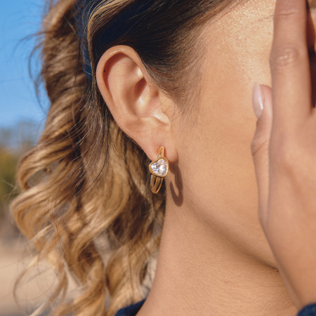 Boucles d'oreilles puces pour femmes, en acier inoxydable, couleur or, avec zircon et motif cœur simple. 2