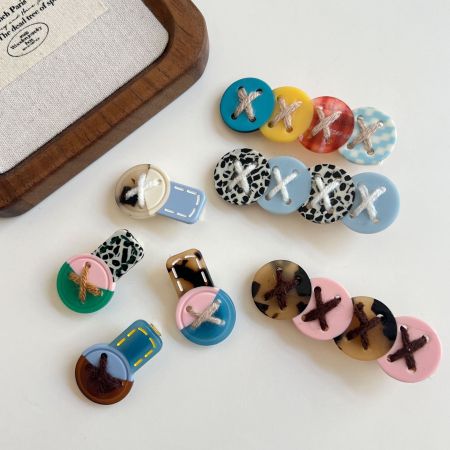 Pinces à cheveux pour femmes en acétate patchwork à bouton rond rétro de la série Simple
