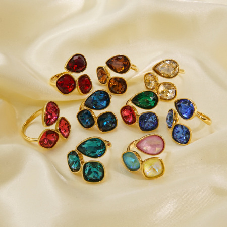 Bague pour femme en acier inoxydable doré, étanche, avec zircon et forme géométrique en goutte luxueuse.