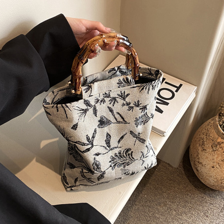 Sac à main léger et luxueux pour femme, orné de perles et de broderies florales. 2