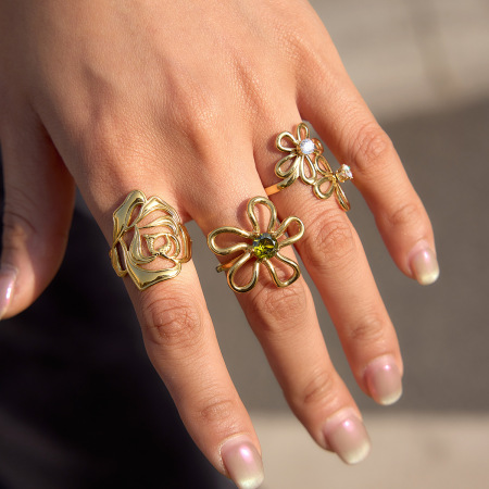 Bagues romantiques en acier inoxydable étanche couleur or avec zircon et motif floral délicat