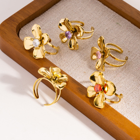 Bagues pour femmes luxueuses et élégantes en acier inoxydable doré, ornées de zircon et de fleurs. Elles sont imperméables. Elles sont serties de zircon.