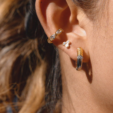 Boucles d'oreilles créoles pour femmes en acier inoxydable étanche, ornées de strass multicolores. 2