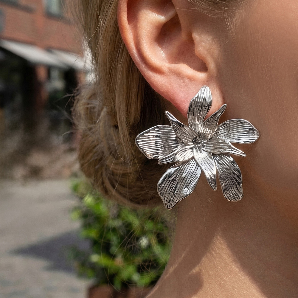 Boucles D'Oreilles Puces Rétro À Fleurs En Acier Inoxydable Étanche Couleur Or Pour Femmes Image3