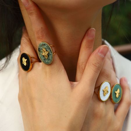 Bague classique en acier inoxydable doré, ornée d'une pierre naturelle et d'un coquillage, sertie d'une étoile.