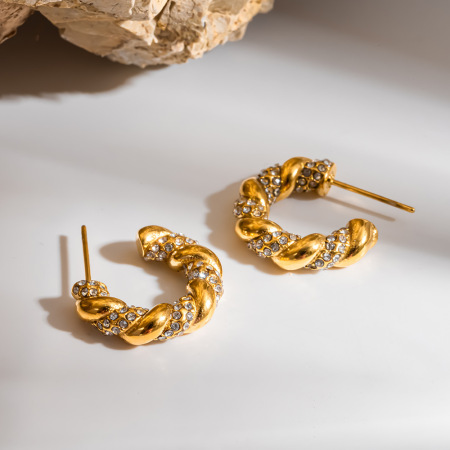 Boucles d'oreilles créoles élégantes et luxueuses en acier inoxydable torsadé, couleur or, imperméables et ornées de strass.