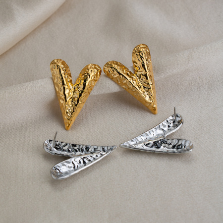 Boucles d'oreilles puces pour femmes, motif cœur martelé, en acier inoxydable étanche, couleur or.