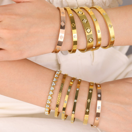 Bracelet jonc classique pour femme, orné de fleurs en forme de cœur et de strass, en acier inoxydable imperméable, couleur or 2