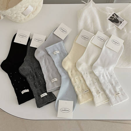 Chaussettes mi-mollet à pois sportifs et étiquettes en tissu à lettres