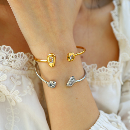 Bracelet manchette femme en acier inoxydable de forme irrégulière, étanche, couleur or, orné de zircon.