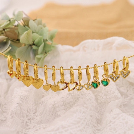 Boucles d'oreilles pendantes pour femme, en acier inoxydable doré, ornées de strass et représentant un cœur simple. 2