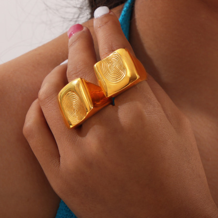 Bague chevalière rectangulaire simple en acier inoxydable étanche couleur or 2
