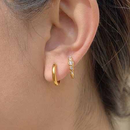 Boucles d'oreilles créoles simples en acier inoxydable, étanches, couleur or, ornées de strass. 2