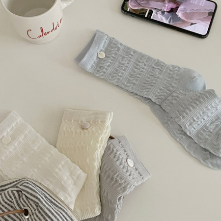 Chaussettes mi-mollet fines et ouvertes en pur coton, souples et décontractées, de couleur unie. 2
