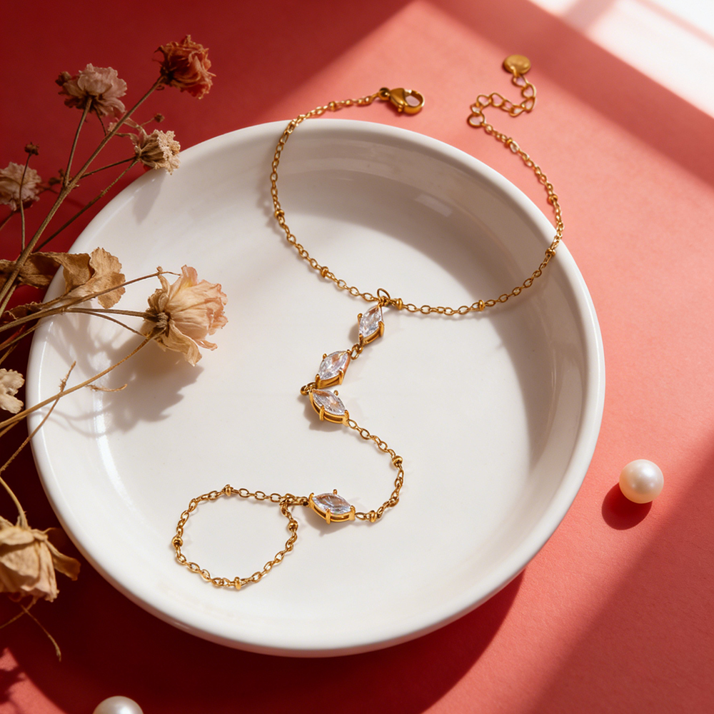 Chaîne De Poignet Pour Femme Simple Series Daily Chain En Acier Inoxydable Étanche Couleur Or Et Zircon. Image4