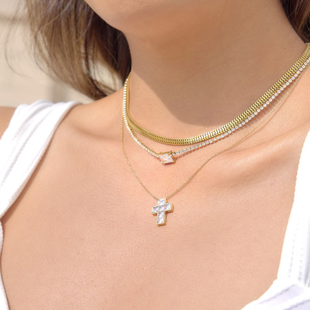 Colliers pendentifs pour femmes en acier inoxydable, couleur or, en forme de croix simple et étanche, avec zircon. 2