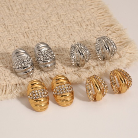 Boucles d'oreilles puces pour femmes, en acier inoxydable doré, imperméables, à rayures simples et ornées de strass.