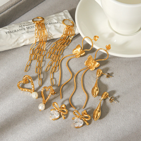 Boucles d'oreilles pendantes pour femme, style simple et quotidien, avec pompon en forme de cœur, en acier inoxydable étanche, couleur or et zircon.