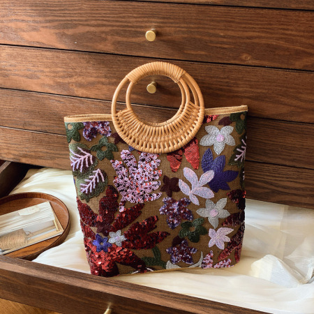 Sac à main léger et luxueux pour femme, orné de perles et de broderies florales. 2