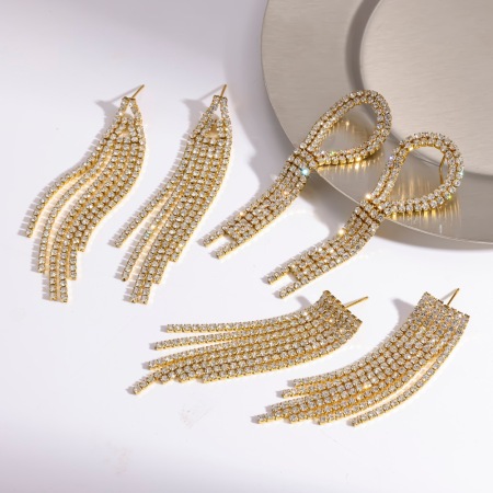 Boucles d'oreilles pendantes pour femme, luxueuses et élégantes, en acier inoxydable étanche couleur or et strass, ornées de pompons. 2