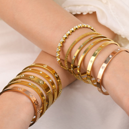 Bracelet jonc classique pour femme, orné de fleurs en forme de cœur et de strass, en acier inoxydable imperméable, couleur or