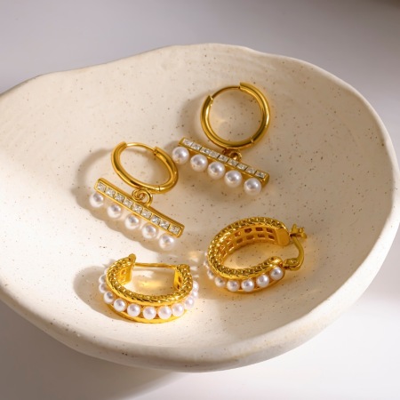 Boucles d'oreilles créoles pour femmes, forme géométrique, en acier inoxydable, étanches, couleur or, avec perles artificielles.