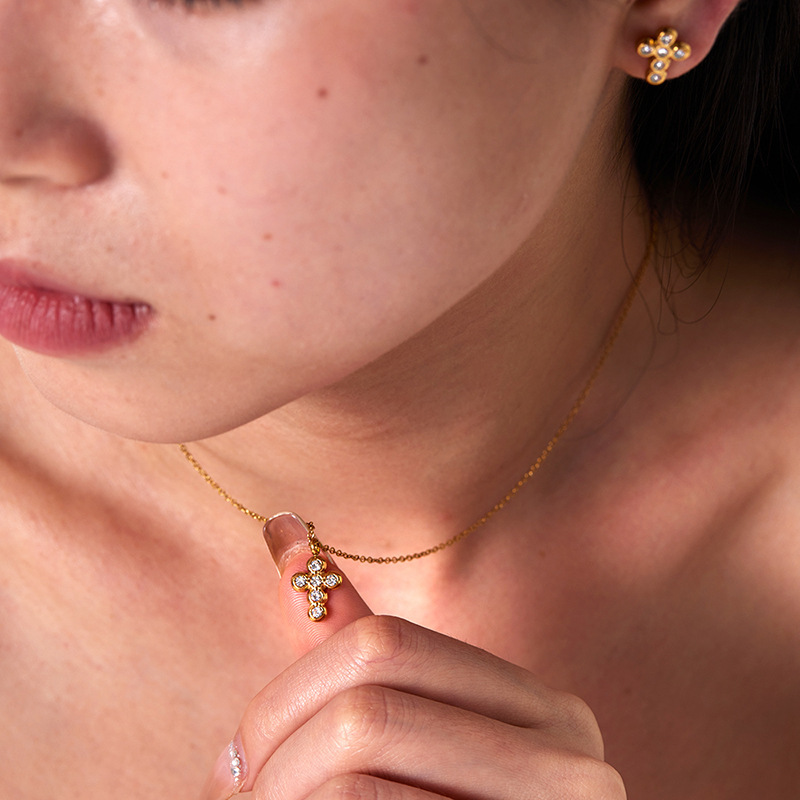 Boucles D'Oreilles Puces Simple Series Daily Cross En Acier Inoxydable Étanches Pour Femmes Image4