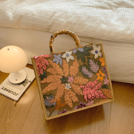 Sac à main léger et luxueux pour femme, orné de perles et de broderies florales. 2