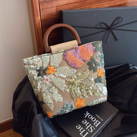 Sac à main léger et luxueux pour femme, orné de perles et de broderies florales. 2