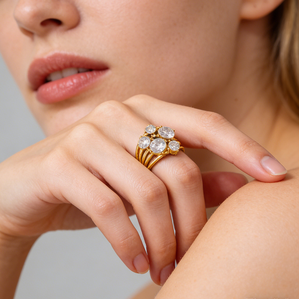 Bagues Élégantes Et Luxueuses En Acier Inoxydable Doré, De Forme Irrégulière Et Serties De Zircon, Avec Embout Rond Et Forme Irrégulière. Elles Sont Imperméables Et Ornées De Zircon. Image3