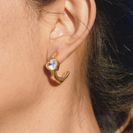 Boucles d'oreilles puces pour femmes, en acier inoxydable, couleur or, avec zircon et motif cœur simple.