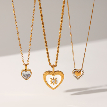 Colliers pendentifs pour femmes Simple Series Daily Heart en acier inoxydable étanche couleur or avec zircon