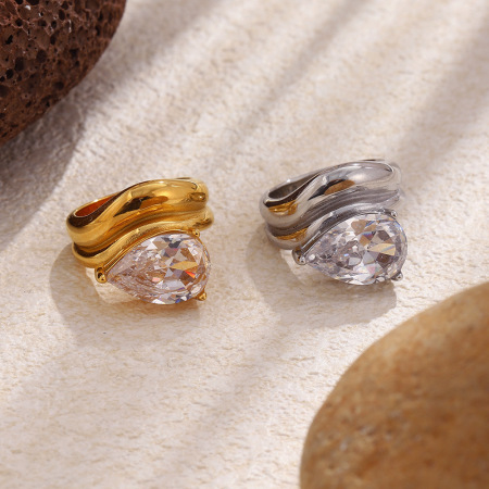 Bagues pour femmes en acier inoxydable doré, élégantes et imperméables, ornées de pierres précieuses, collection Luxueuse Series Elegant Droplet.