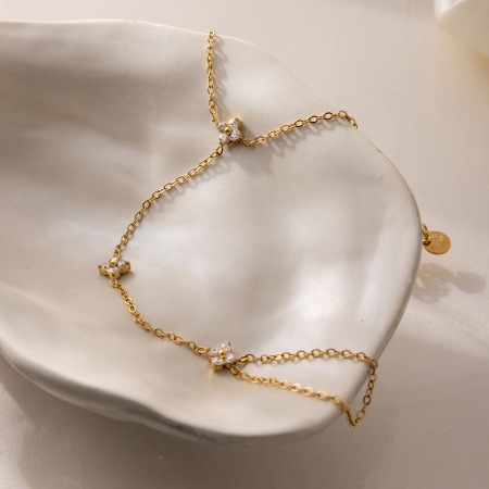 Chaîne de main élégante pour femme, en acier inoxydable, étanche, couleur or, ornée d'un trèfle et de zircon. 2