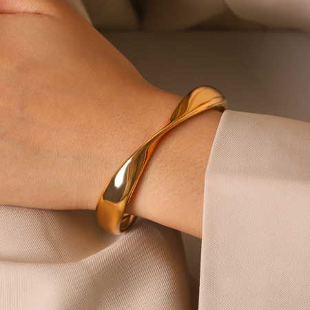 Bracelets manchettes pour femmes en acier inoxydable doré, lignes unies et étanches, à porter au quotidien.