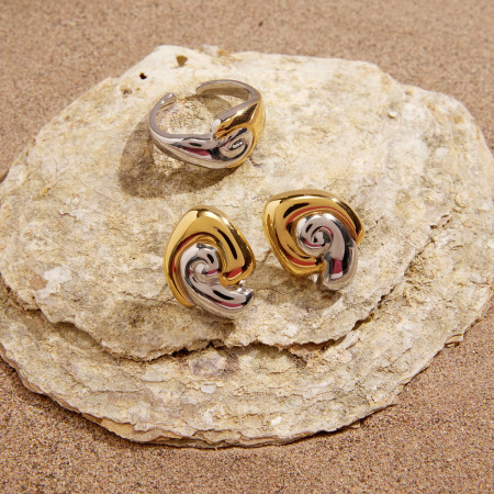 Boucles d'oreilles pour femmes en acier inoxydable étanche, style coquillage, couleurs or et argent.